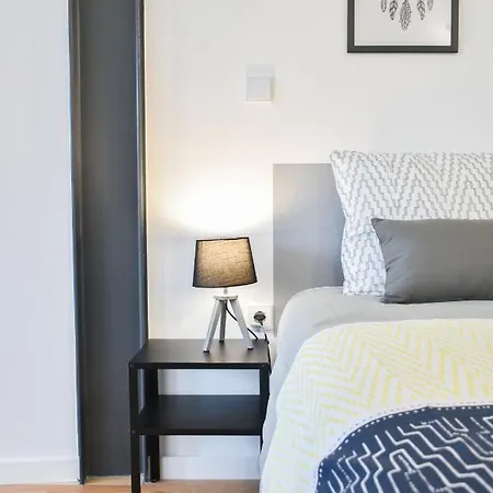 Comfortable&central W/balcony-9 Min Walk Trindade Apartment *