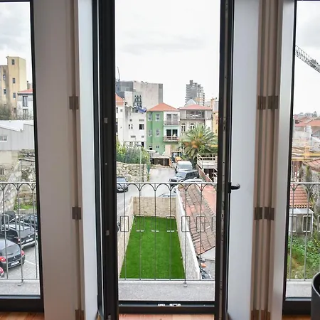 Comfortable&central W/balcony-9 Min Walk Trindade