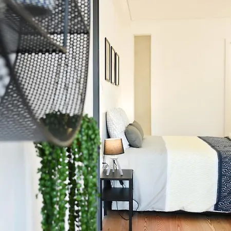 Comfortable&central W/balcony-9 Min Walk Trindade Apartment Porto