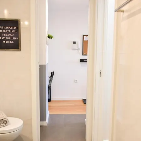 Comfortable&central W/balcony-9 Min Walk Trindade Апартаменты *