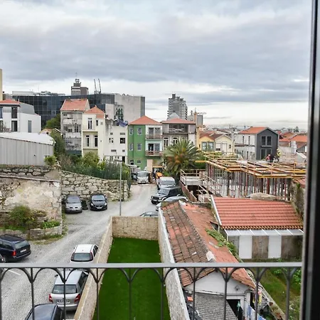 Comfortable&central W/balcony-9 Min Walk Trindade דירה פורטו