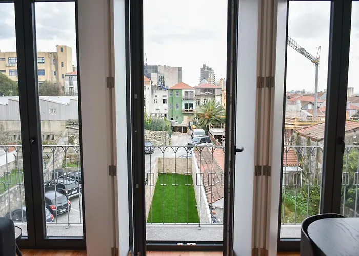 Comfortable&central W/balcony-9 Min Walk Trindade