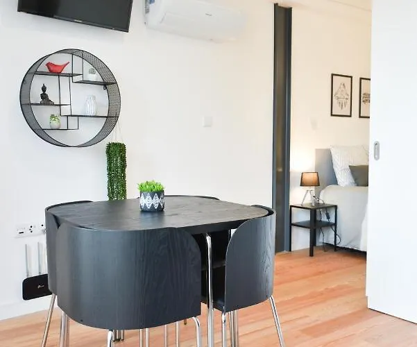 Comfortable&central W/balcony-9 Min Walk Trindade Porto