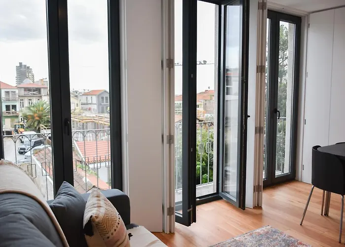 Comfortable&central W/balcony-9 Min Walk Trindade Porto