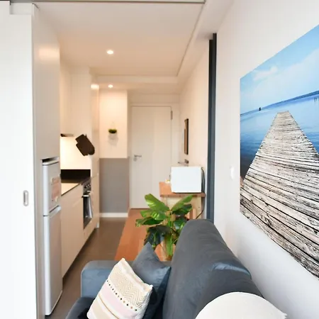 Comfortable&central W/balcony-9 Min Walk Trindade